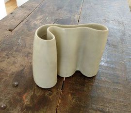 Charlotte Poulsen, "Form ondulé" / Grès blanc emaillé, h:12 cm