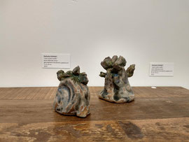 Nathalie Sonnet, "petit rocher touffu"(rechts) en "mini rocher touffu"(links) - serie <Mitsuke-jima> / aardwer en glazuur, 8x8x10 cm, 7x5x8 cm