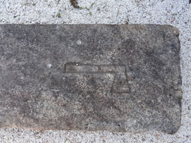 Noia - Grabstein mit Zunftzeichen bei der Kirche Santa Maria