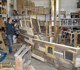 Piratenschiff aus alten Holzplatten für Fanta