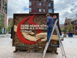 Vodafone- OOH-Holzbild -Aufbau in der Hafen City Hamburg