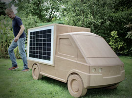 Holzauto mit Solarpaneel für Messeauftritt für Opes Solution