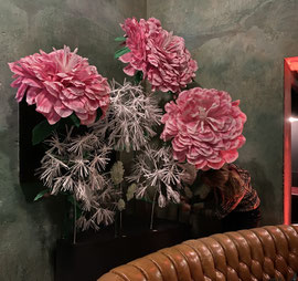 Jung von Matt Party-Deko im Grünspan, gebaute Blumen aus B1- Krepp-Papieren