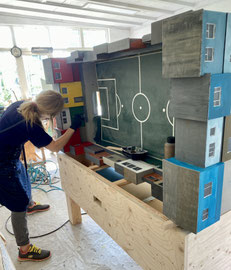 Viva con Aqua + Postcodelotterie: Kickerbemalung in Brandfarben