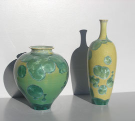 Vase en porcelaine vert avec cristaux de forme ronde et bouteille en porcelaine jaune paille et cristaux vert