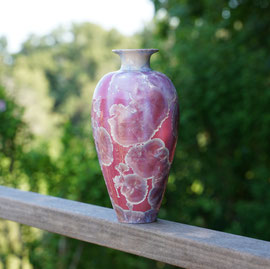 Vase en porcelaine fuschia et cristaux blanc