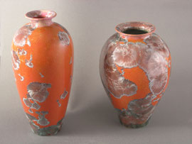 Vase en porcelaine rouge avec cristaux gris