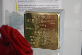 Julie Lilienfeld, deren Stein vorerst in einer Vitrine in der ehem. Synagoge gelegt werden musste, weil die Hauseigentümer nicht mit dem Stein einverstanden sind.