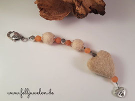 DA 28: Fellperlen und ein Fellherz , apricorfarbige Achatperlen und silberne Elemente. Preis: 38 Euro