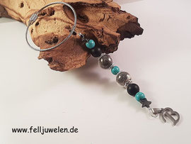 DA 6: Glasperlen 16mm gefüllt mit Tierhaar,schwarze Onyperlen, Hämatitsternchen und türkisfarbige Perlen, als Abschluss ein Buchstabe aus Edelstahl. Preis: 38 Euro