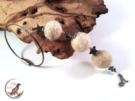 DA 39: Fellperlen mit schwarzen Hämatitsternchen und einen Edelstahlbuchstaben als Abschluss, angebracht an einem Edelstahlring zur flexiblem Befestigung. Preis: 35 Euro