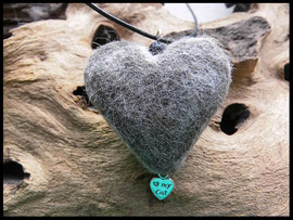 Bild 28: Herzanhänger mit einer zierlichen Polarisperle versehen. Preis: 27 Euro