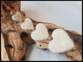 Bild 24: 4 Fellherzen in unterschiedlicher Grösse mit Kokosperlen auf einem Lederband gezogen. Preis: 70 Euro