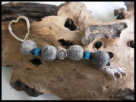 Bild 48: Verschieden farbige Polariselemente, silberne Perle in Schneckenform, silberner Wolfsanhänger. Preis 32 Euro
