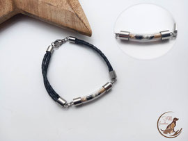 AB 23: Glasbogen gefüllt mit Hundehaaren und ein klein wenig Asche. Lederband eingefasst in Edelstahlkappen und einem Edelstahlverschluss.Preis: 35 Euro.