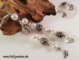 DA 19: Die Haare sind in Glasperlen eingefasst diese umschlossen von silbernen Perlenkäfigen. Verarbeitet sind weisse Wachsperlen, silberne Sternchen und Buchstaben der jeweiligen Fellspender aus Edelstahl. Preis: 36 Euro