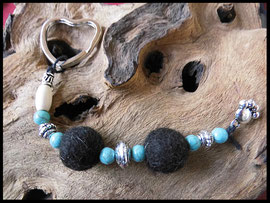 Bild 37: Fellperlen mit Türkisfarbigen Perlen  und silberelementen gefertigt un d mit einer silbernen Pfote versehen. Preis: 36 Euro