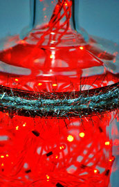 LDN1 - dettaglio lampada natalizia in vetro trasparente con luci a led rosse e decorazione argentata
