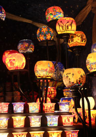 E© Helga Karl, Stand mit kunstvollen Leuchten in strahlenden Farben, Weihnachtsmarkt am Roten Rathaus