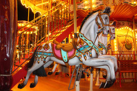 © Foto: Helga Karl; Pferd Kinderkarussel Weihnachtsmarkt Alexanderplatz Berlin