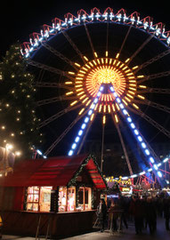 © Helga Karl; Riesenrad am Weihnachtsmarkt Rotes Rathaus Berlin
