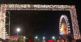 © Helga Karl; beleuchteter Eingang "Berliner Weihnachtszeit" und Riesenrad. Weihnachtsmarkt Rotes Rathaus