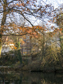 Blick vom gegenüberliegenden Seeufer auf das Haus