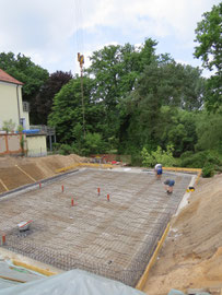 Blick von der Straße auf das Grundstück - Beginn der Bauarbeiten