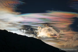 Questo fenomeno si chiama Pileo. Nuvole colorate pochi minuti prima del sorgere del Sole