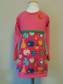 Voor: Retro appels, jurkje van tricot. Artikelcode 98/104-046. Prijs: 32,95 excl. verzendkosten.