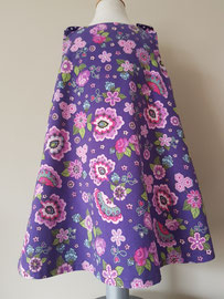 Voor: Purple flowers, so cute jurkje van fijn ribstof. Artikelcode 104-018. Prijs: 34,95 excl. verzendkosten.