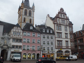 Hauptmarkt mit Blick auf Marktkirche St. Gangolf