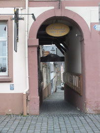 Gasse zum oder vom Marktplatz