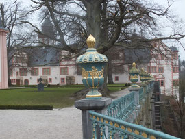 Schhloss: Gußeiserne Balustrade mit Marmorpostamenten von 1706