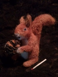 Dit eekhoorntje is gemaakt van zelfgewassen- en geverfde wol.