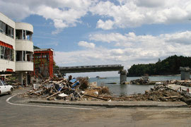 崩れ落ちた歌津大橋　45号線バイパス