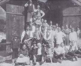 Bevölkerung mit dem ersten Spritzenhaus und der neuen Hochdruckwasserleitung - 1926