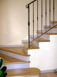 Scala in legno verniciat0