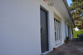 Peinture façade pliolite en blanc avec porte et volets persiennes en gris anthracite