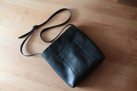京都のバッグメーカー　革や帆布製のかばん・小物　レザーバッグ　ショルダーバッグ（ネイビー・特注品）