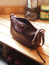 京都のバッグメーカー　革や帆布製のかばん・小物　レザーバッグ　ショルダーバッグ（カカオ）