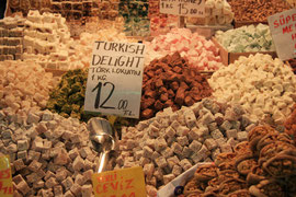 Photo N° 16 : A Istanbul, en face du pont de Galata, dans le bazar égyptien, dit bazar aux épices, on trouve de nombreux étals de loukoums, plus accueillants les uns que les autres. Douceur assurée. Turquie.