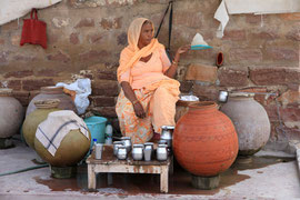 Photo N°3 : Dans les rues de Jodhpur, comme partout en Inde, on vend de l’eau au verre ! A consommer avec modération ! Inde. 