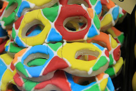 Photo N° 12 : Pour le carnaval, les pâtissiers de Venise réalisent des gâteaux en forme de masques colorés. Italie.