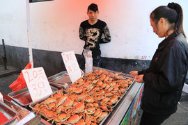 Crabes. Selon la taille, vous aurez droit à trois ou quatre crabes pour le même prix. Un délice en Chine ! Vous en trouverez même dans des distributeurs à l’intérieur des gares et des aéroports!