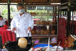 Photo N° 5 : Peut être en hommage à Jerry Lee Lewis, on confectionne à Hué de grosses balles de riz soufflé. Craquant et gluant à la fois ! Vietnam.
