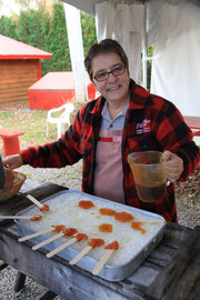 Photo N° 14 : Dans la cabane à sucre « chez Dany », il faut se laisser tenter par un « suçon » à base de sirop d’érable.  Québec, Canada.