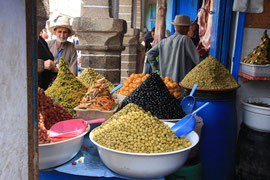 Photo N°  20 : Dans le port d’Essaouira tout est bleu, même les petites pelles pour servir les olives.  Maroc.