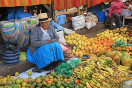 Photo N° 4 : Dans la vallée sacrée des Incas, à Pisac, on trouve sur le marché des bananes, des papayes… Et la vendeuse, chapeau ! Pérou.