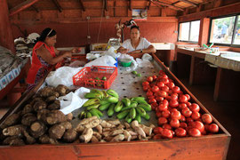 Photo N° 9 : A Hanga Roa, on trouve des marchés couverts, peu de légumes, mais tous poussés sur place. C’est normal, la terre la plus proche est à 3700 km ! Ile de Pâques, Chili.